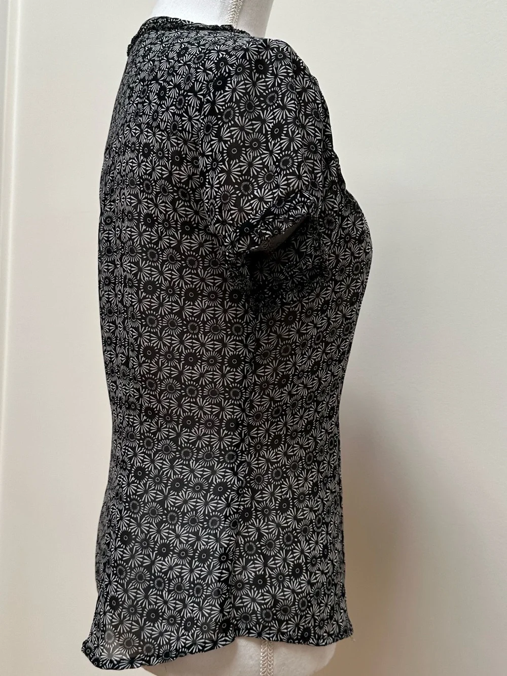 LOFT Ann Taylor Black & White Sunburst‎ Floral Sheer Ruffle Blouse - Size 2